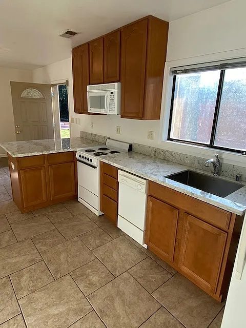 1 bed, 820 sqft, $1,310 — Photo 3