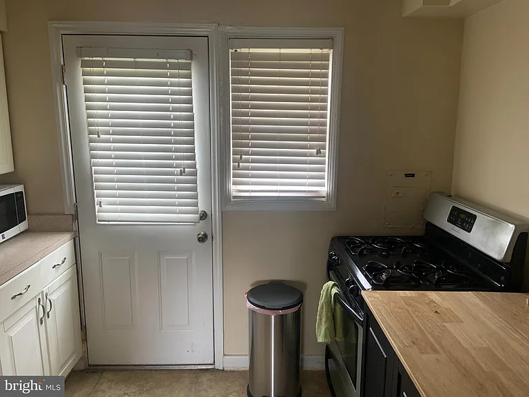 732 N Oakland St — Photo 8