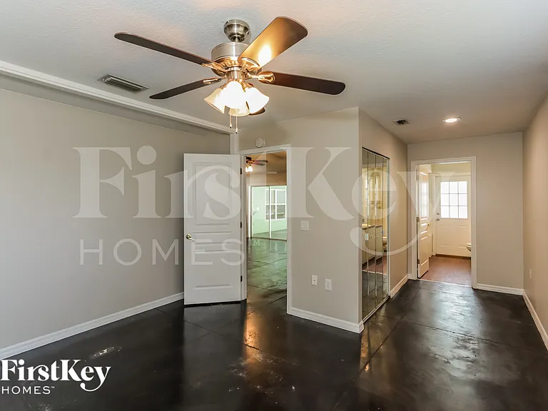 1411 Banbury Loop N — Photo 2