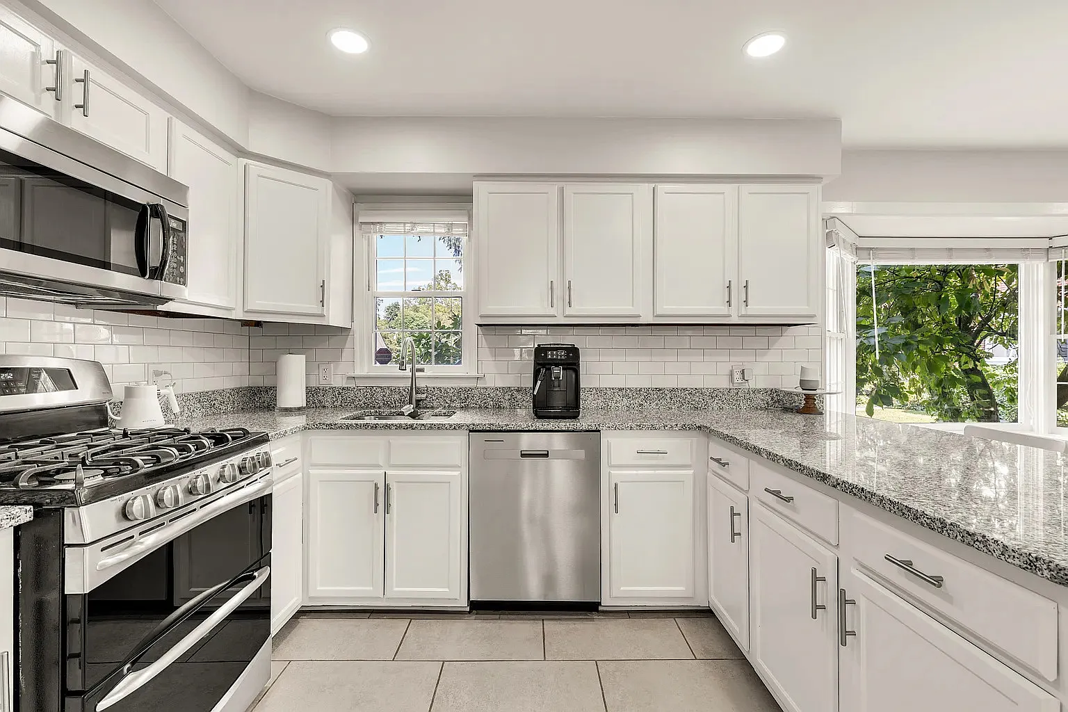 3 bed, 3.5 bath, 2160 sqft, $3,250 — Photo 2