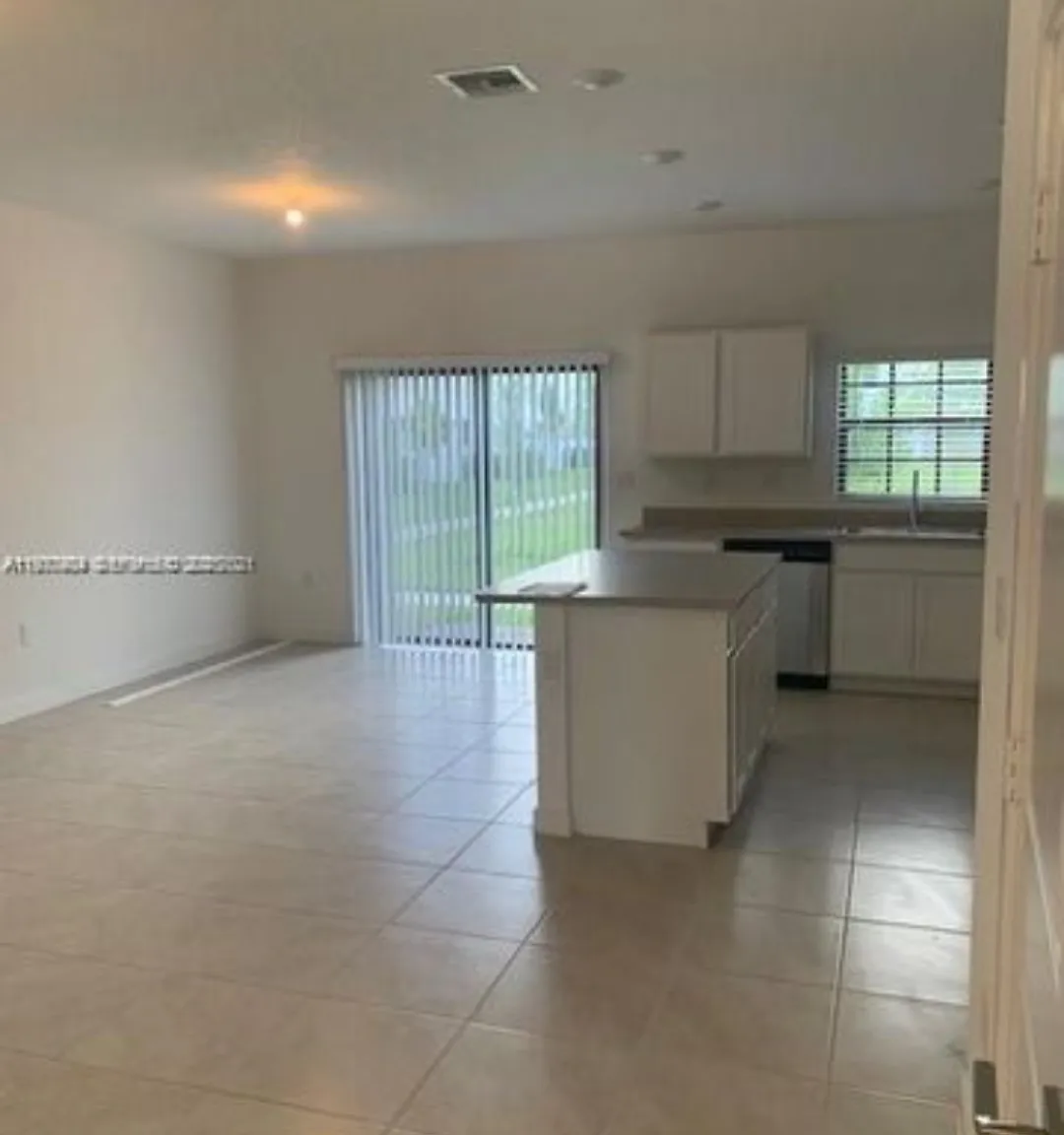 2-731 SW 11th St — Photo 4