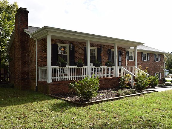 Covered front porch w/ rails