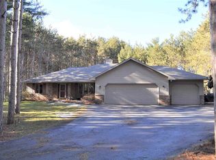 3592 Flintlock Rd, Suamico, WI 54173