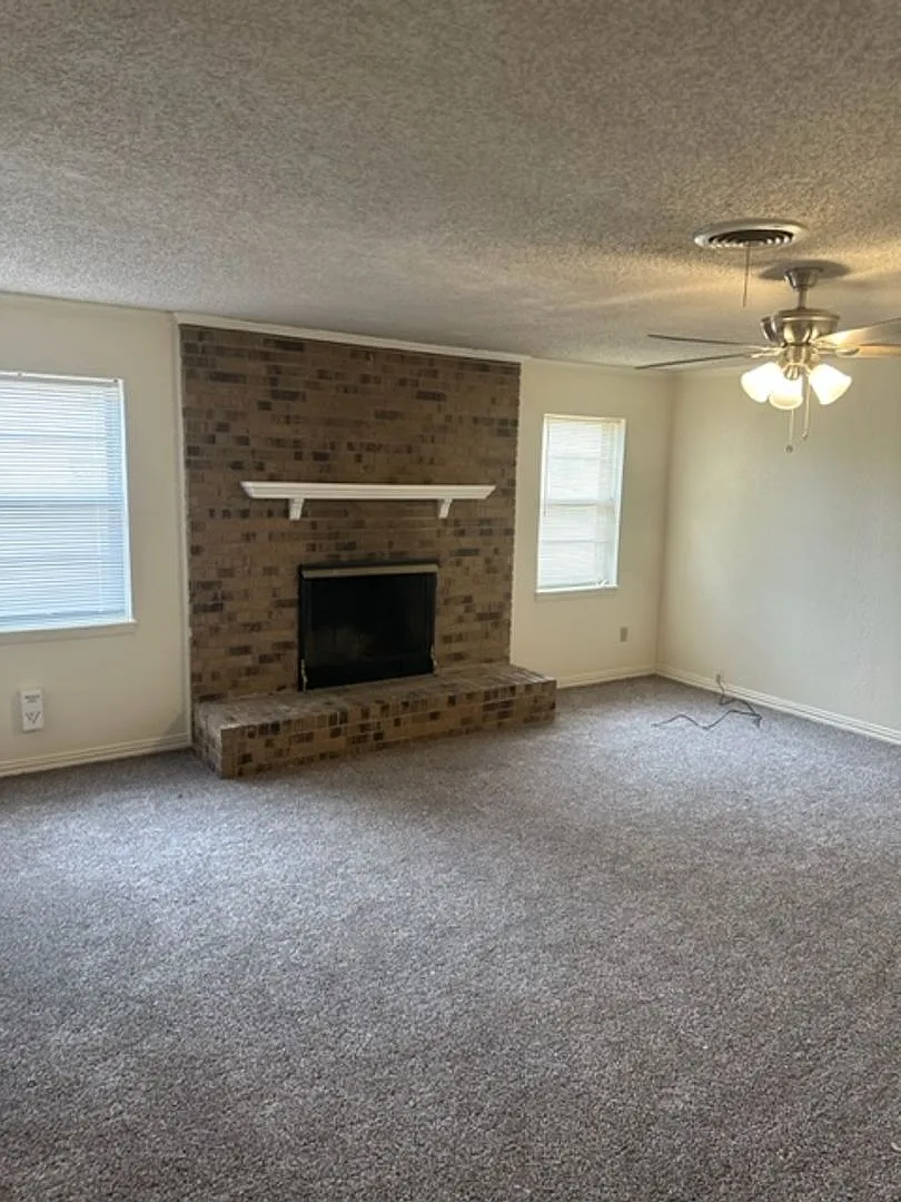 810 Vista Lane — Photo 3