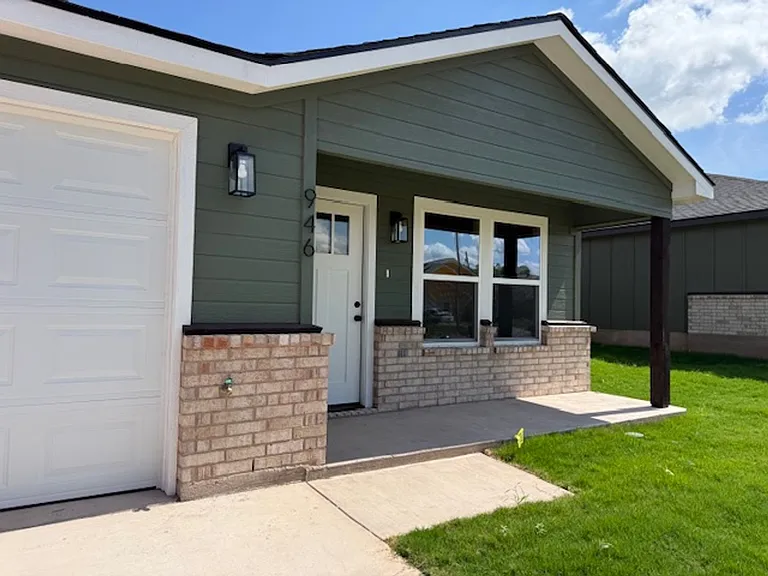 946 Minda St — Photo 2