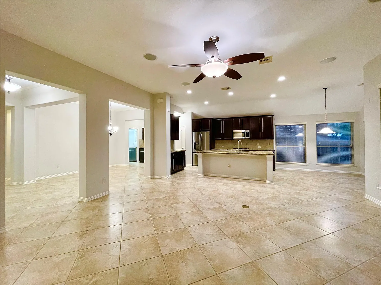 4 bed, 2.5 bath, 2325 sqft, $2,500 — Photo 4
