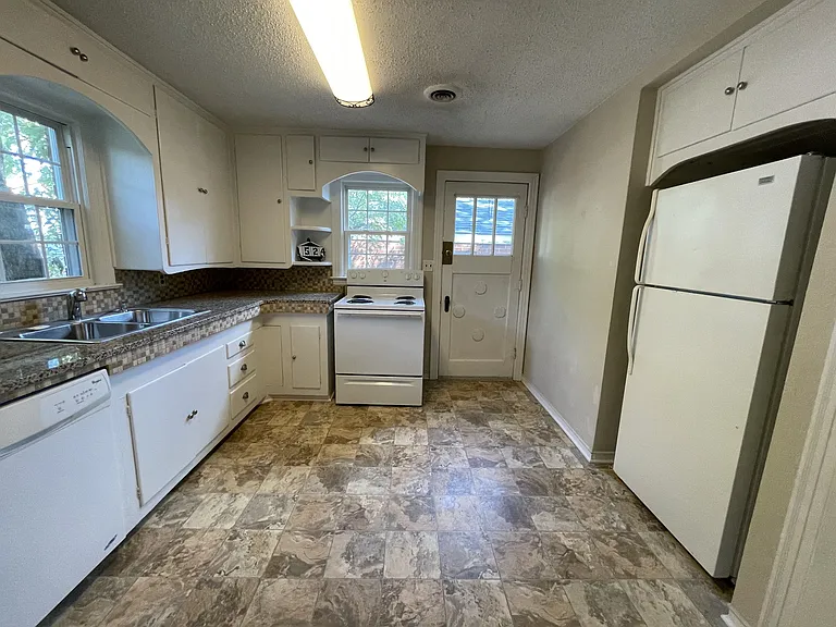 1524 W 10th Ave — Photo 5