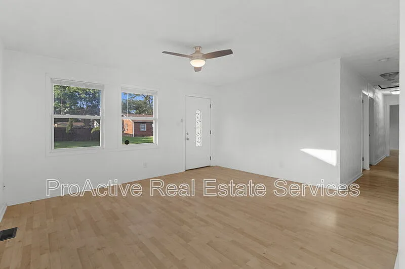 4 bed, 2.0 bath, 1267 sqft, $2,400 — Photo 3