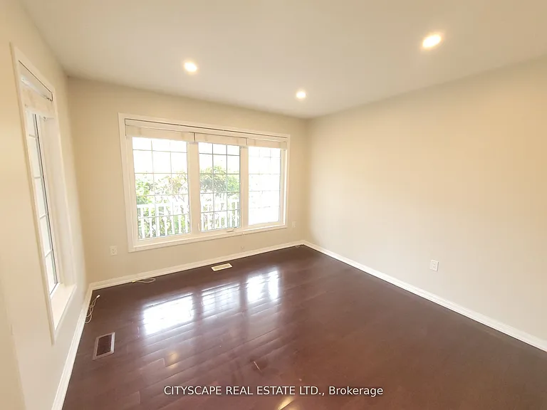 219 McGinnis Cres — Photo 9