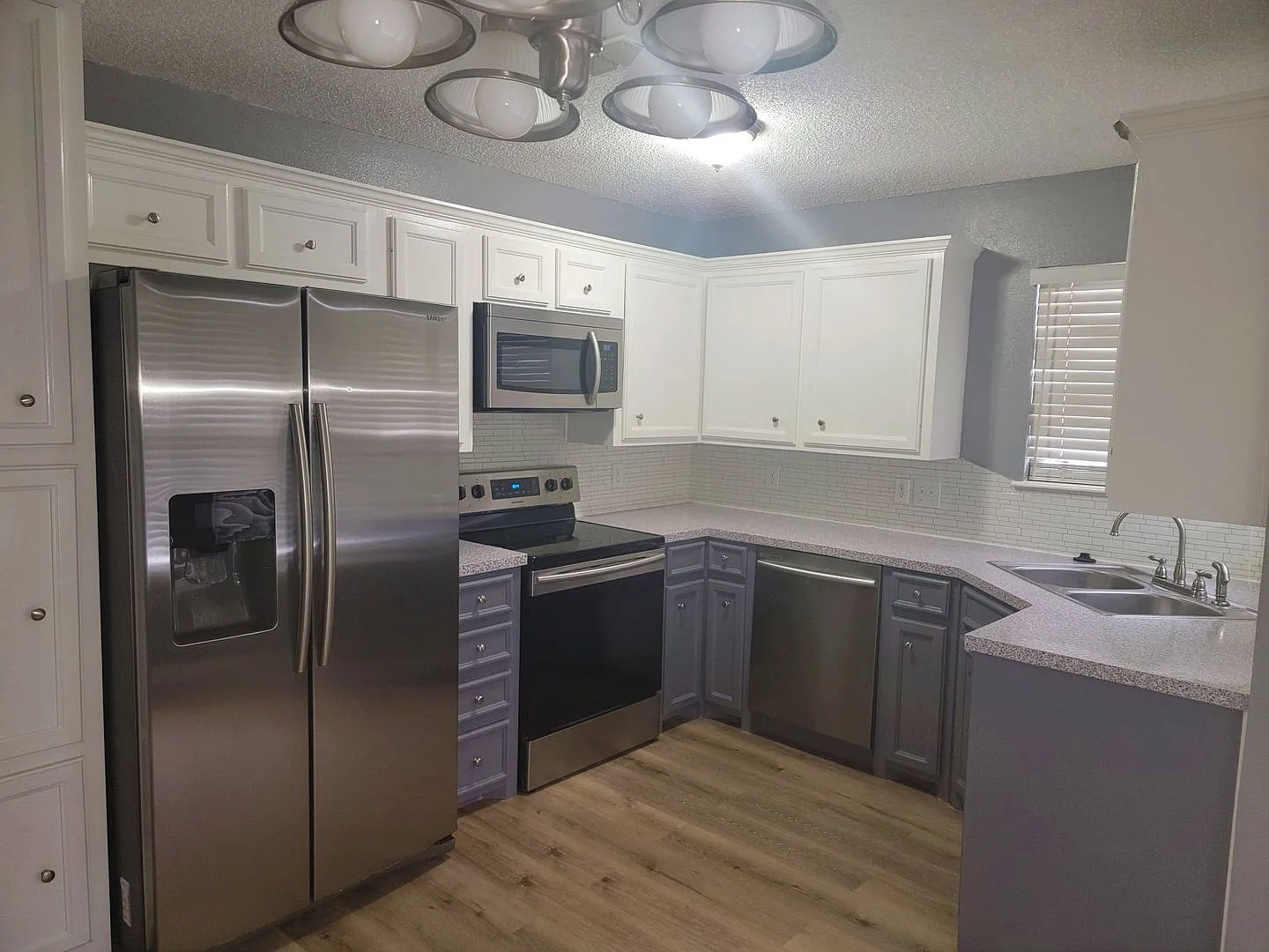 3/2/2 in South Pointe with Lots of Features — Photo 3