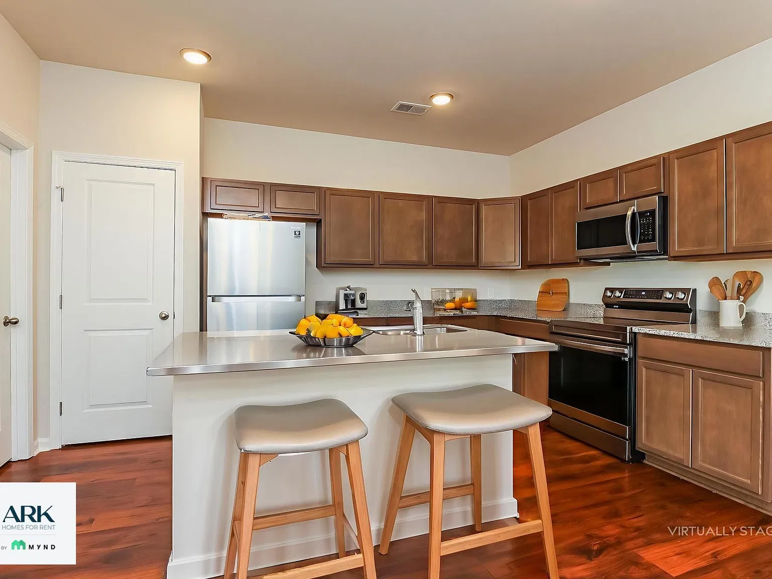 3 bed, 2.5 bath, 1315 sqft, $1,905 — Photo 3