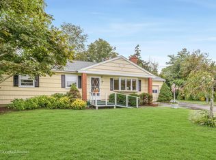 45 Willow St, Riverhead, NY 11901