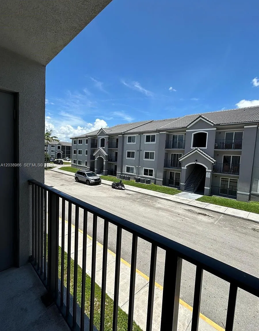 Vista Trace 4 Condo — Photo 3