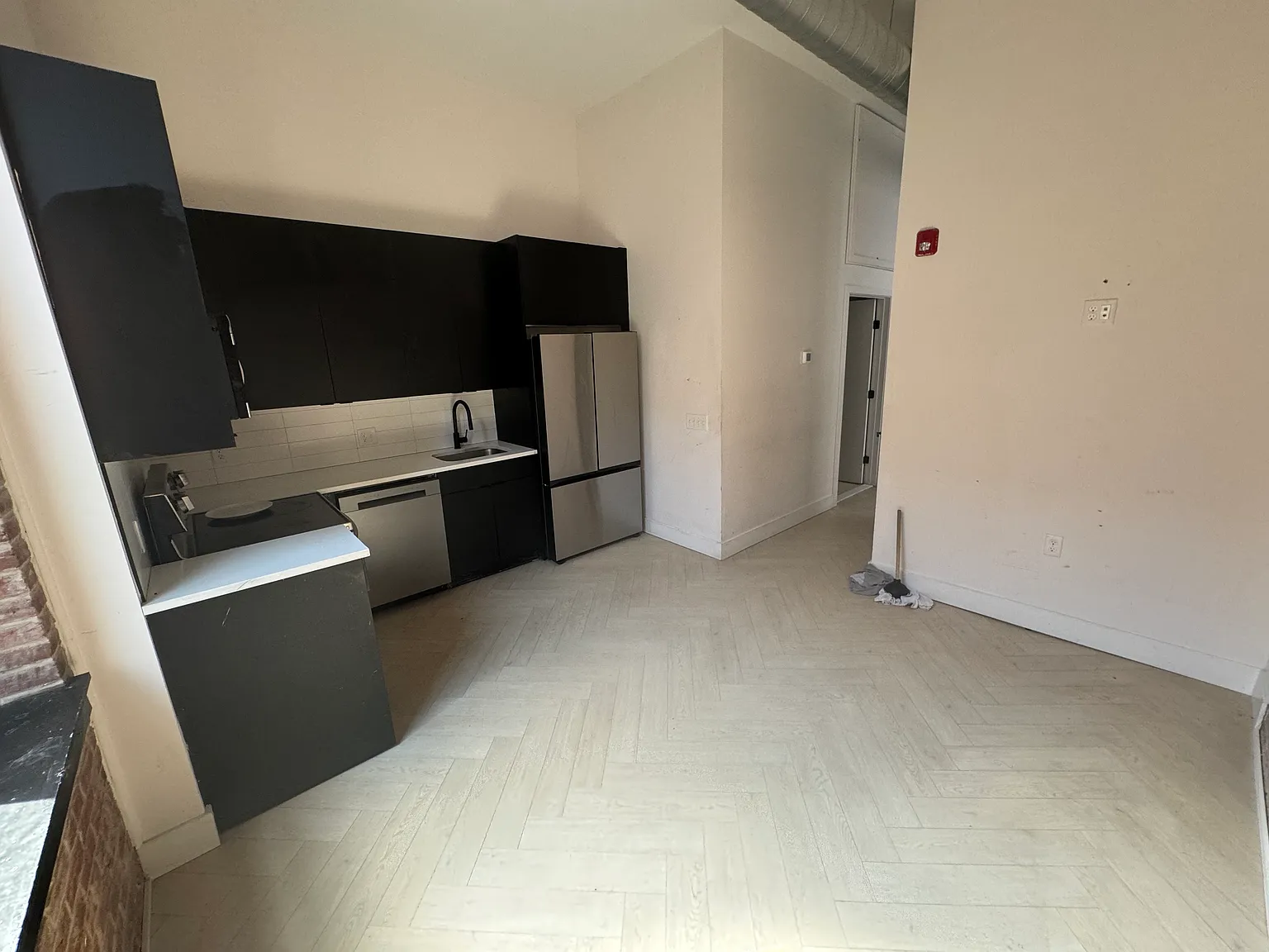 1 bed, 650 sqft, $1,300 — Photo 3