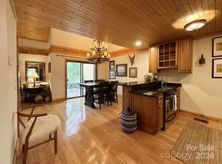 72 Chatterbox Way, Sapphire, NC 28774