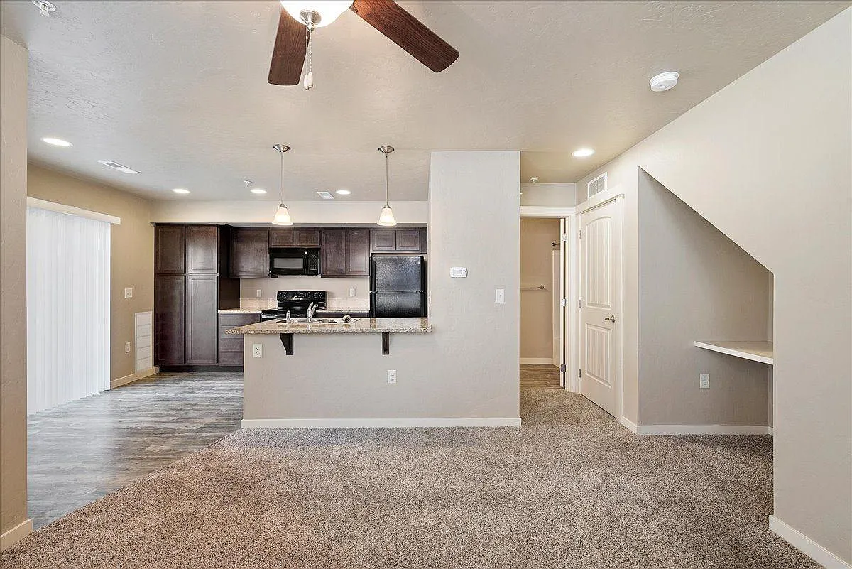 Cimarron Townhomes — Photo 2
