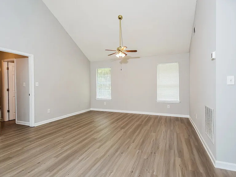 1560 Wembley Dr — Photo 3