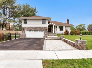 112 Ketchams Rd, Syosset, NY 11791