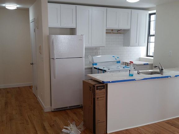 3rd image of 194 Bay 22nd St