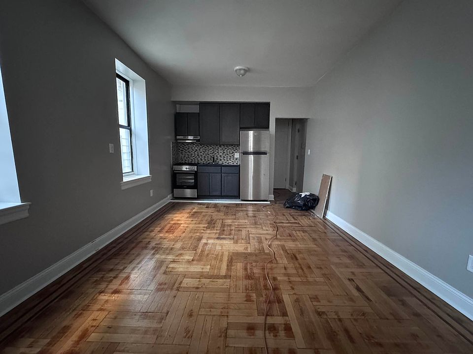 2nd image of 646 Argyle Rd APT 5A