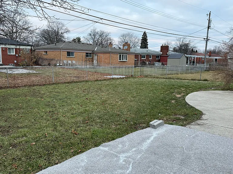 4651 Kingsley Dr — Photo 13