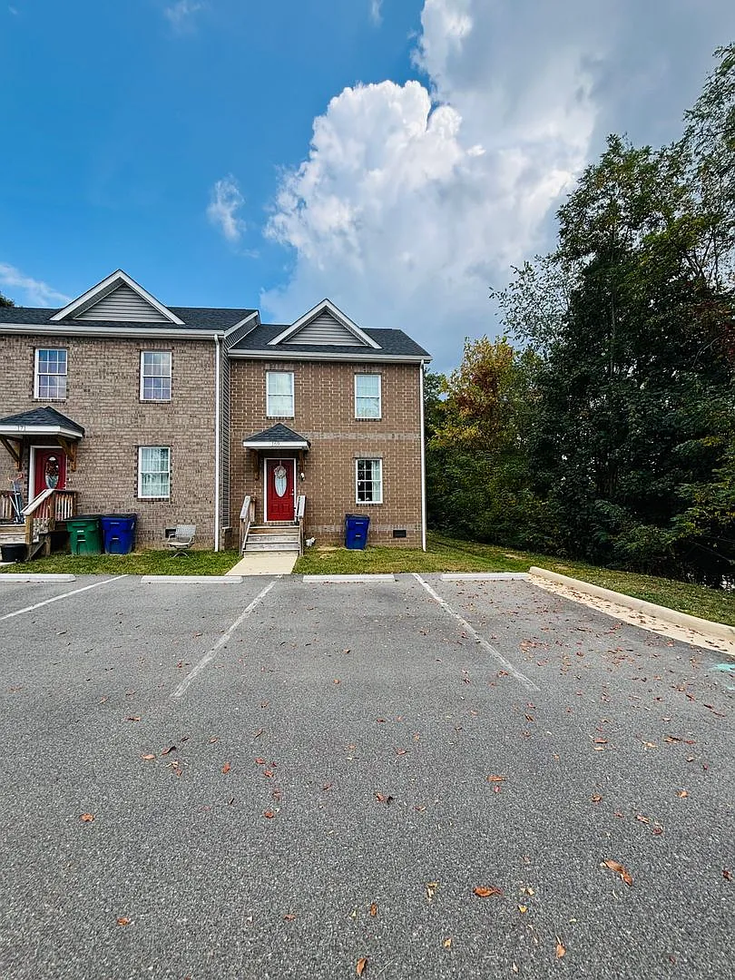 3 Bedroom, 2.5 Townhouse — Photo 1