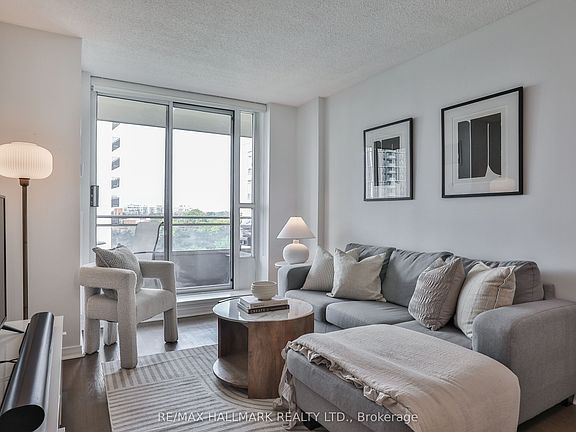 4th image of 245 Davisville Ave #716