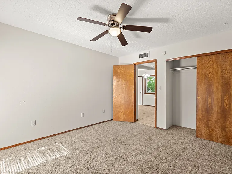 Cloverleaf Apartments — Photo 15