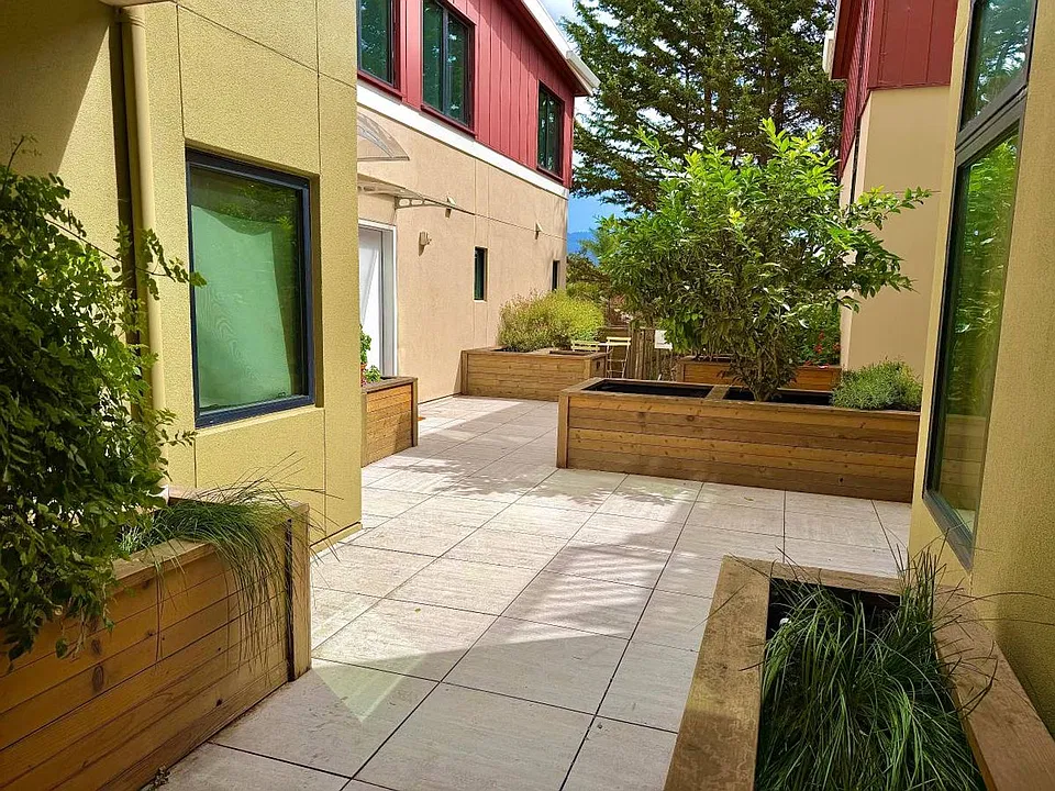2747 San Pablo Ave #203