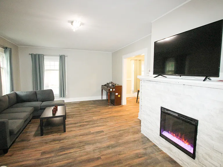 613 E State St — Photo 23