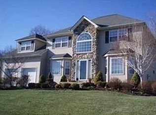 1005 Forest Gln, New Windsor, NY 12553