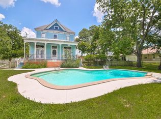 214 S Live Oak St, Bellville, TX 77418