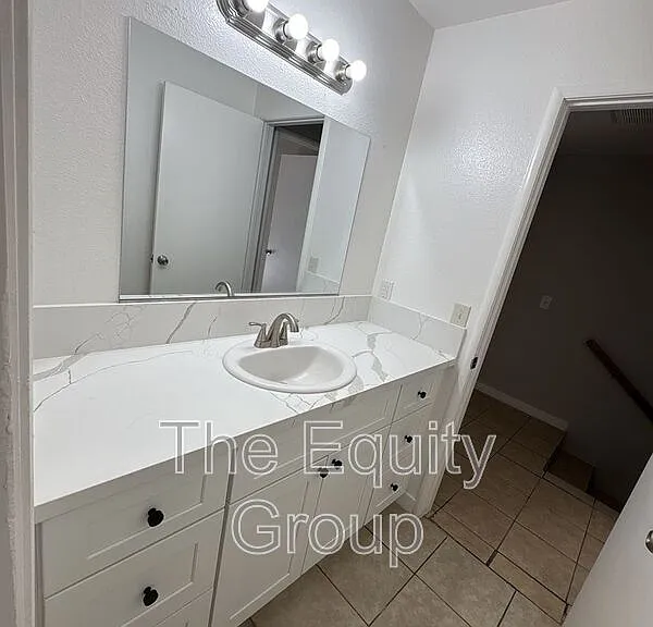 1323 S Court St — Photo 14