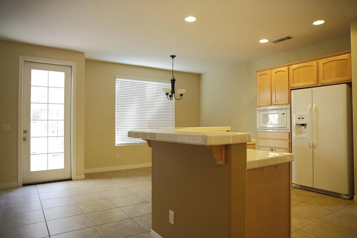 5 bed, 3173 sqft, $5,500 — Photo 4