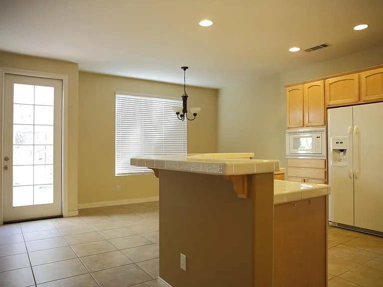 1566 Glencrest Dr — Photo 4