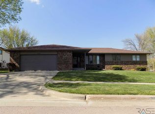 6208 W Oscar Howe Cir, Sioux Falls, SD 57106