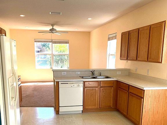 4th image of 481 Cressa Cir