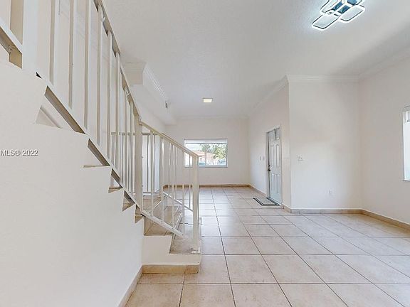 2nd image of 325 SW 36th Ave #325
