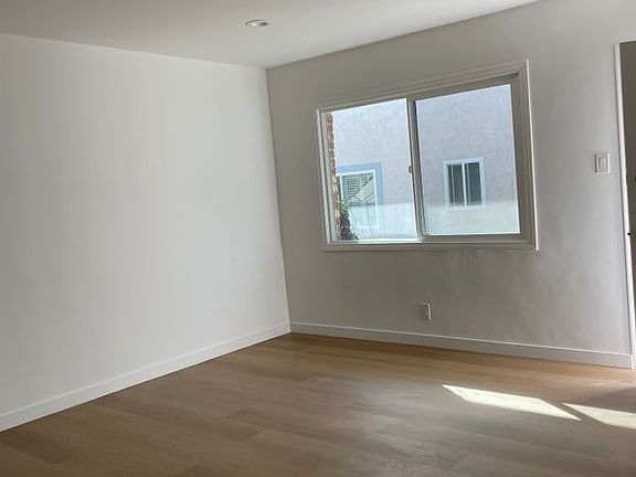 2nd image of 2215 Mathews Ave APT 2