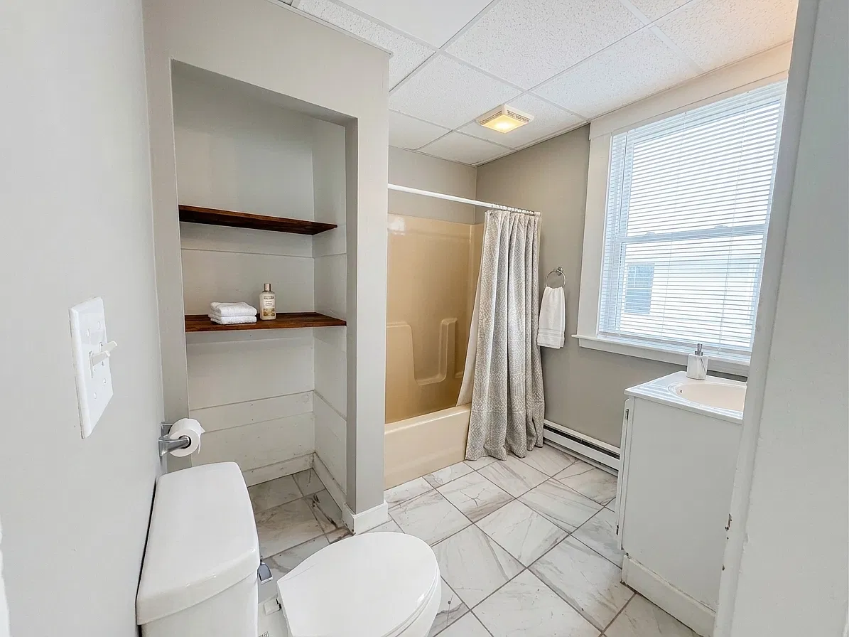 3 bed, 1200 sqft, $1,800 — Photo 2