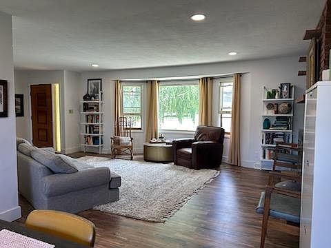 3rd image of 1072 Colina Dr