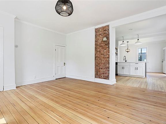5th image of 453 Warburton Ave