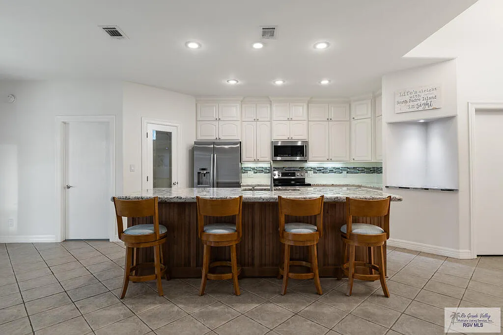3 bed, 2.0 bath, 1940 sqft, $3,400 — Photo 4