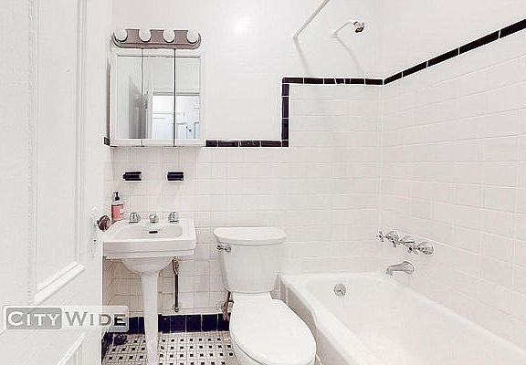 4th image of 145 E 72nd St #5FE