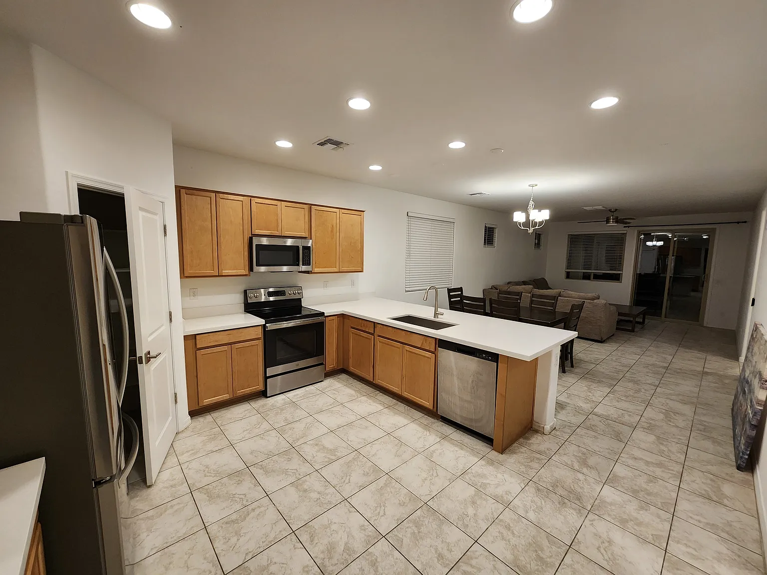 5 bed, 1960 sqft, $3,750 — Photo 2