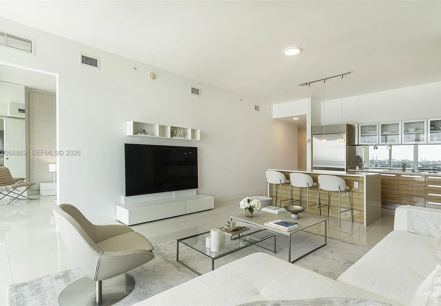 Paramount Bay Condo — Photo 3