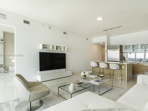 3rd image of 2020 N Bayshore Dr APT 2105