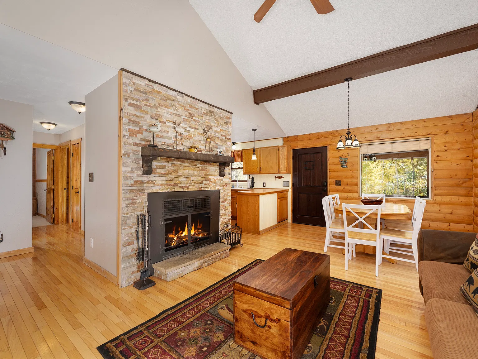 6 bed, 3276 sqft, $3,800 — Photo 2