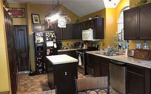 4th image of 825 Sansome Dr