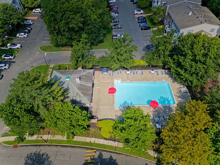 96 Versailles Ct — Photo 38